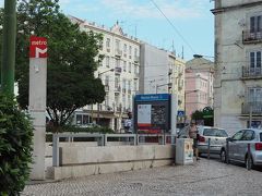 食後は早々に行動開始。まずはホテルから急坂を下ってMartim Moniz駅へ。
こちらでは地下鉄に乗る訳ではなく、Viva viagem cardの24時間券を購入。