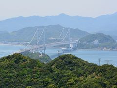 【うずの丘】からの鳴門海峡大橋です
霞んでいますが、今日は【大渦の日】なので
今から見学が楽しみです♪
海に出掛ける前に、もう一度眺めたら
かすかに渦が遠くから臨めました