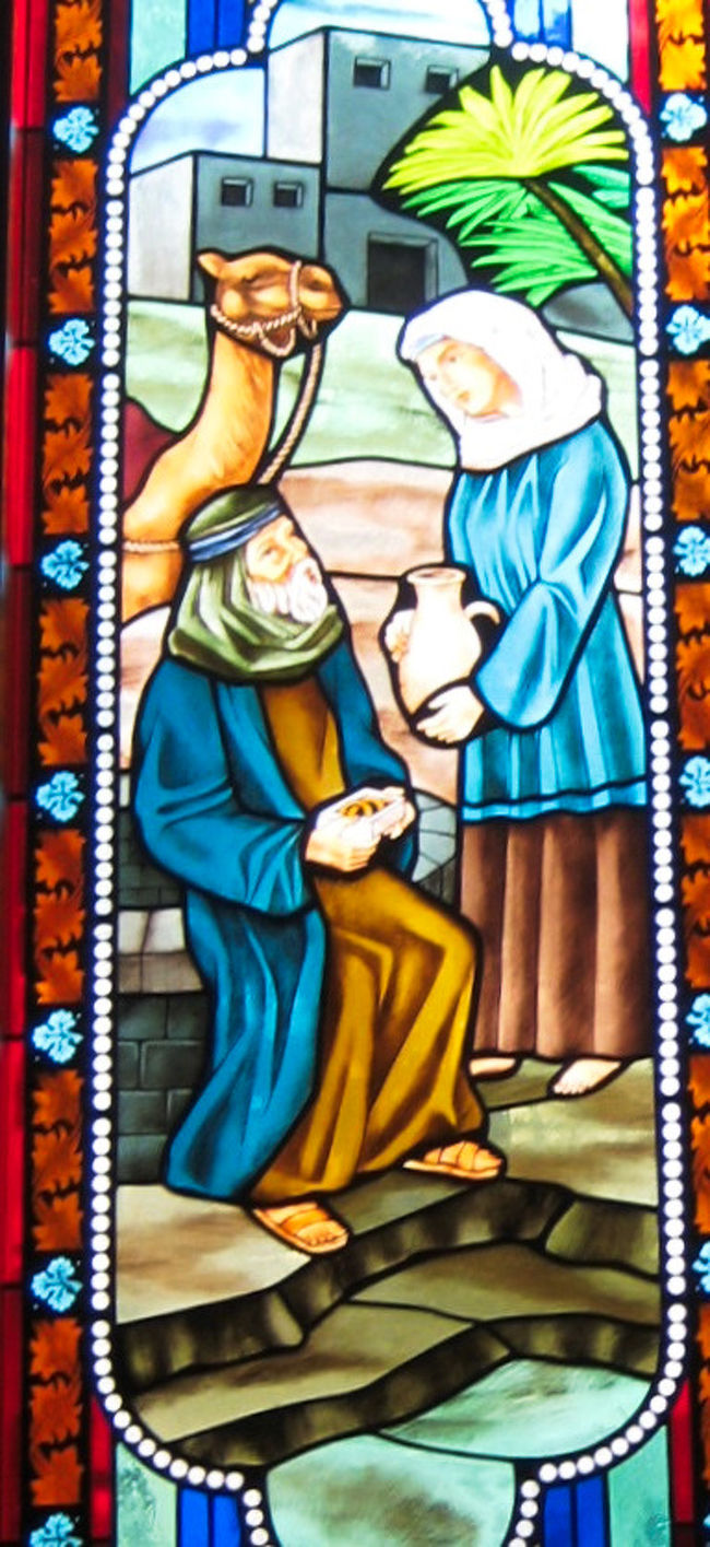 スアブラハムの子、イサクの妻を求めて、しもべはナホルの町に着いた。<br />彼は駱駝を町の外の井戸のそばに伏せさせた。<br />美しく若い娘（リベカ）が泉に下りて水がめを満たし上がってきた時、しもべは走り寄って、「お願いです。あなたの水瓶の水を少し飲ませてください。」と言った。すると彼女は「わが主よ、お飲みください。」と言って、急いで水瓶を自分の手に取り降ろして彼に飲ませた。 飲ませ終って彼女は言った。「貴方の駱駝にも飲み終るまで、私は水を汲みましょう。」と言い急いで瓶の水を水船にあけ、再び水を汲みに井戸に走って行って、駱駝の為に水を汲んだ。<br />その夜、しもべは娘の家に泊まり、娘の両親に「私の主の子と結婚してほしい。」と伝え連れ帰った。<br />アブラハムの子、イサクはリベカをめとり妻とし彼女を愛した。<br />