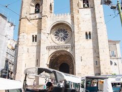 大聖堂も見ておきましょう。
四角くて塔の上は凸凹とした形になってますね。
ポルトガルの教会は砦だったんだ、と翌日出会うガイドさんが言ってました。（建築された時代とかもあるしもちろん全部じゃないですが）
これも後で写真見返すとそれに当てはまるのかなー？と思いますね。
ポルトガルもイスラム教徒からレコンキスタで取り返した国ですもんね。
