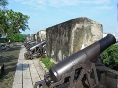 また丘の上には昔の砦があって、周囲に大砲が配置されていた。