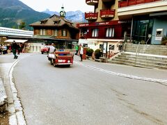 ヴェンゲン駅、ここもガソリン車乗り入れ禁止なので電気自動車が走っています。