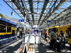 ラウターブルンネン駅に到着。青のベルナーオーバラント鉄道と、黄色のヴェンゲルンアルプ鉄道が並んでいます。