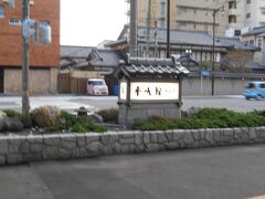ＡＮＡクラウンプラザホテルで昼食して５時間ほどかけて函館　湯の川温泉へやってきました。ずっとバスのなかで酒ばかり飲んで一睡もしてません。夜もたっぷりと飲みます。