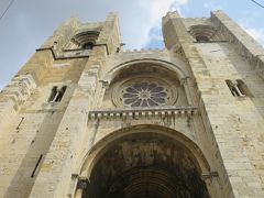 様々なアートを見ながら坂を上ったり、下ったり、迷ったりして「カテドラル（リスボン大聖堂）⑤」に到着しました。