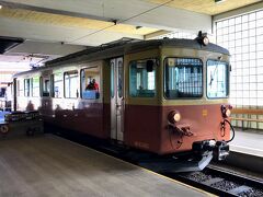 ラウターブルンネン-ミューレン山岳鉄道。１両編成のとてもレトロな電車。