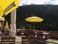 上から歩いて来た

最初のレストラン「Jägerstube Zmutt」のテラス席にしました

日光浴を楽しむ人が多かったです