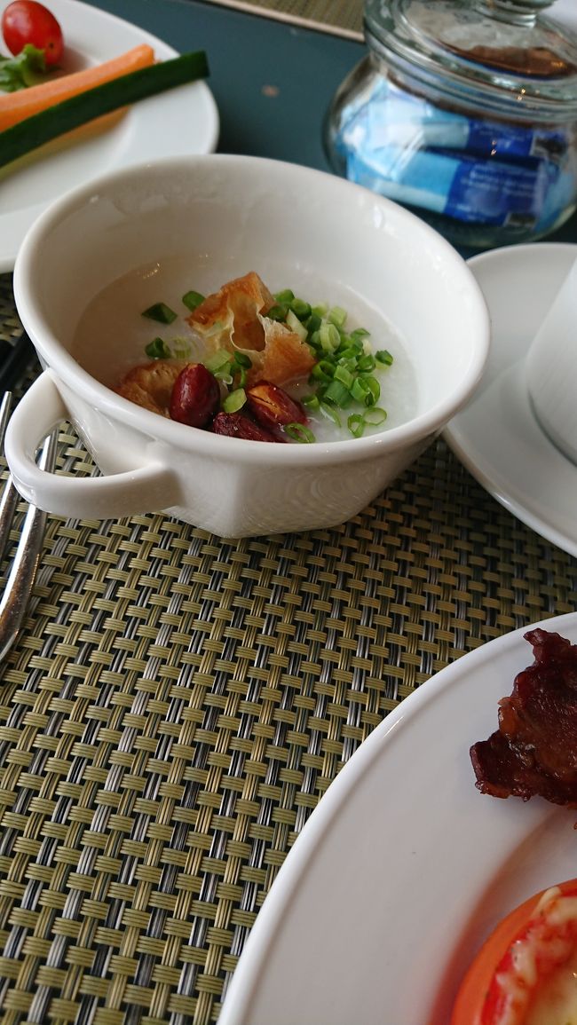 映画「29歳問題」のロケ地の素敵レトロカフェに行こうと思ってましたが、今回は時間的に厳しく。次回また行こうと思います。(次回が叶わない事もある悲しい香港)<br />ラウンジで朝食を頂きます。