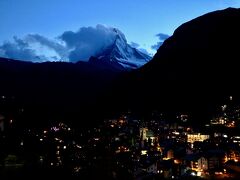 夜景を眺めるのも最後の夜です

しかもマッターホルンが見えた夜は5泊目で初めて

冬場にいつも行く場所へ

パークホテル・ビューサイトの裏側をさらに登って行った「ホテル・シェーネッグ」のテラス席は、街とマッターホルンのバランスもよく、夜景を眺めるにはうってつけ

中のバーカウンターでオーダーしてテラス席で飲みながら眺めました