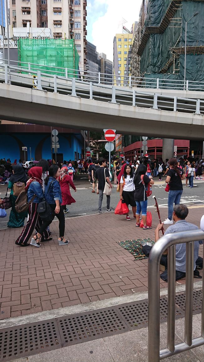 ヴィクトリアパークへ行った後ホテルに戻ります。<br /><br />本日は日曜日。中環でフィリピン系アマチャンズ包囲網の中に身を置いてしまった事がありますが、ここ銅鑼湾では(丸い陸橋周辺からビクトリアパーク辺りまで)インドネシア系アマチャンズ包囲網があります。<br />初体験で、本気でホテルまで戻られないーと焦りましたっ(糖街辺り)