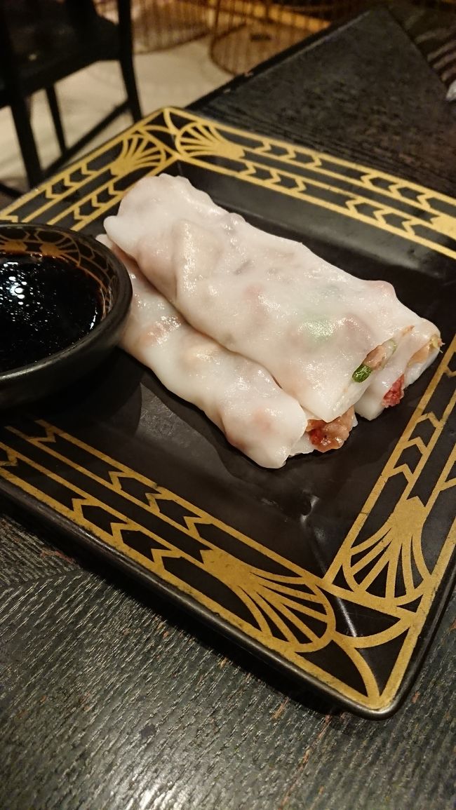 注:写真は既に昼食会場の点心となっております。<br /><br />岡山の友人と香港男子(以下青年)がインスタで知り合う。青年は日本と猫が好き。<br />↓<br />naokoさんの生徒絵画展に友達(michiyo)が絵を出していることを教えると、私と友達になりたいと言われ紹介される。<br />↓<br />インスタ上で友達になる。<br /><br /><br />2018年5月旅<br />https://4travel.jp/travelogue/11357579<br />(真ん中の辺りに絵画展の事書いてます)