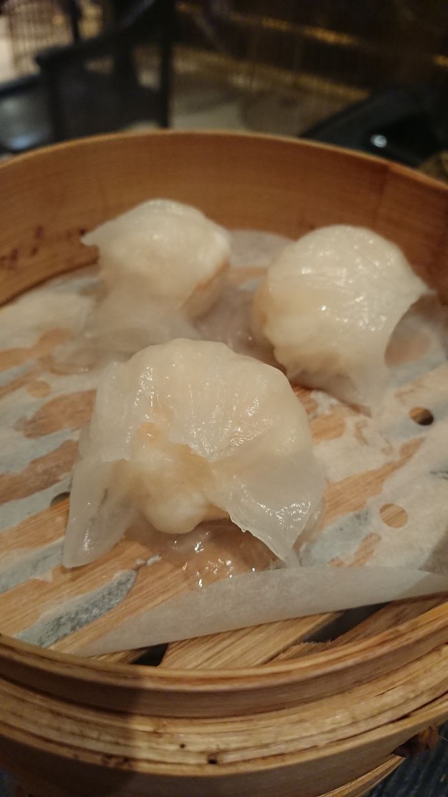 ↓<br />実際に絵を見に行ってくれて自分のインスタに私の絵を載せてくれる。<br />↓<br />青年が岡山に旅行に来ることになり、友人夫婦と食事の約束をする。<br />↓<br />友人夫婦と私に大量のお土産を持参する。<br />↓<br />友人夫婦と青年はとても仲良くなり、私は実際には会ってないけど、お土産のお礼をしたいと思う。(お土産は宅急便で送ってもらう)<br /><br />2018年5月<br />https://4travel.jp/travelogue/11367024<br />(最後から4枚目の写真)