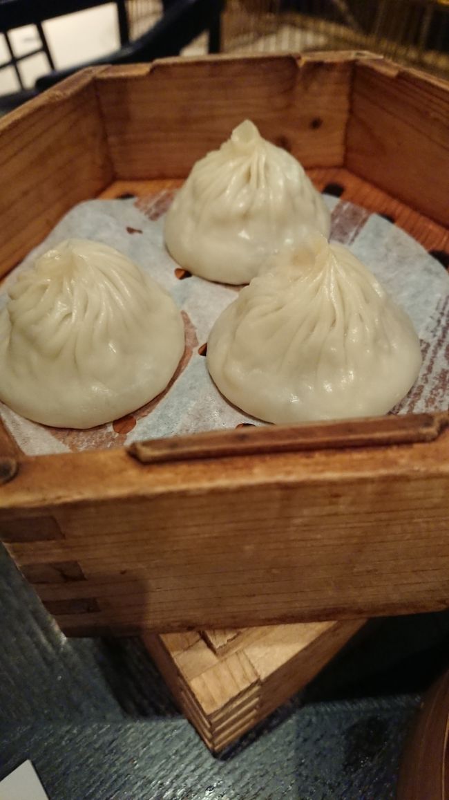 青年は友人夫婦から聞いていた通り、優しい香港男子でした。<br /><br />食事は金鐘にあるDim sum library<br />バーカウンターもありとてもお洒落で味付けも上品。