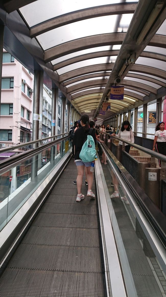 ちょっとお茶をして解散するつもりだったけど青年より「中環に散歩に行きませんか？」と提案されました。<br /><br />青年は新界エリアに住んでいて一時間かけて来てくれたので、じゃあ「行きましょう。案内お願いします。」<br /><br />あぁまた汗だくになってしまう(笑)