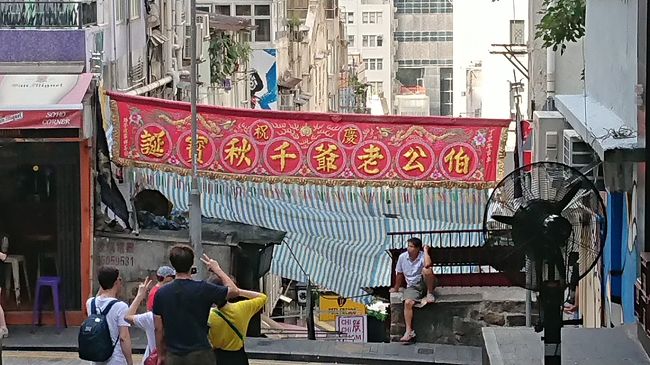 やっぱりアマチャンズ包囲網に巻き込まれながら、ホテルまで送ってもらいました。<br />MTR内で幼い子を気にかけたり、見ていると回りの人にもきちんと気を配る事ができる青年でした。<br /><br />最後にお礼を述べて<br />「中秋節快楽」と言ったけどやっぱり通じなくてwメモ見せてお互い「中秋節快楽」と挨拶して分かれました。