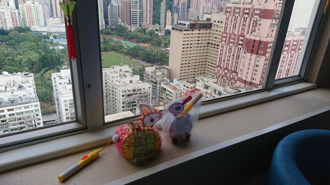 シャワーを浴びてしばし休憩。<br />マッサージに行く時間は無いかなー。<br /><br />白いウサギランタンは青年から貰いました。