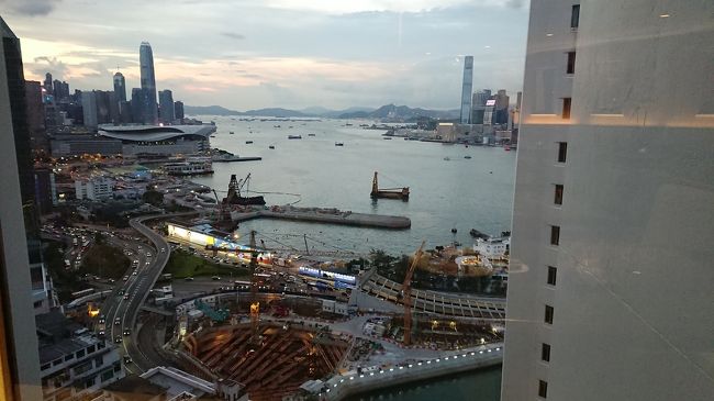 ラウンジでマネージャー(たぶん)の女性に話しかけられました。<br />多分去年も彼女と話した記憶があります。<br /><br />今から大坑に行くと言うと<br />舞火龍に行くの？私はまだ行ったことないの、<br />写真沢山撮ってきてね。月餅は買った？<br />今回の旅は本当に素晴らしいものになるわね。<br />楽しんできて。<br /><br />と言ってくれました。