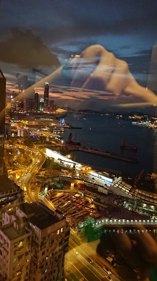 注:写真は最後のラウンジからの夜景を残そうとするも、どうしても指が写り込んでしまうの図。<br /><br />彼女にお礼を言ってラウンジを後にします。<br />(結局 中秋節快楽はお母さん、naomiさん、青年の3人にしか言えなかったです。)