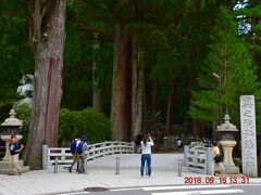 路線バスで最初に向かったのは奥の院。

高野山参拝は、最初にお大師様（弘法大師・空海）に御挨拶してから周るのが本来らしい。
奥の院へ向かう場合、『奥の院』バス停で降りるのではなく、手前の『一ノ橋口』で降りて、御廟までの参道にある約２キロの間にある、２０万基を超える墓石や慰霊碑を見ながら向かいます。