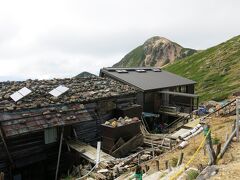 稜線の山小屋　根石岳山荘
トイレ休憩、水補給