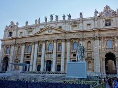 日が暮れそう！
サン・ピエトロ大聖堂へー
ここにはケープを売りつける物売りが～目をつけられると結構しつこいので御注意を。
毎度毎度施設ごとに現れる物売りに旅行中はうんざりしていましたが、
日本に帰ってくるとなぜか懐かしく・・・
しつこいキャッチセールスが最近減った気がする。