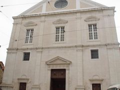 すぐそばには「サン・ロッケ教会③」があります。
ここは、お馴染みのフランシスコ・ザビエルを擁するイエズス会の教会で、天正遣欧少年使節団がローマのサンピエトロ寺院にいくために、宿泊として1ヶ月滞在した教会でもあります。
正面ファサード1755年の大地震で破壊された後に再建されたもので、わりと地味な外観なのですが、
