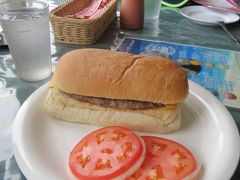 食堂で食事。素泊まりだったので本日初めての食事。
ジャンボチーズバーガーを二人でシェアしました。