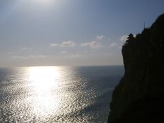 夕方からまた昨日と同じチャーターカーで、ウルワツ寺院に向かう。
海に沈みかける太陽をバックに、断崖絶壁に建っている寺院の塔のシルエットが浮かび上がる。
でも今日の目的は、ケチャックダンス。