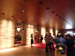 １８：４０

淀屋橋のフェスティバルホールへやって来ました。

スーツケースを預けるのに大阪公演初日でスタッフも慣れていないからかたらい回しにされましたが(´-ω-`)、とりあえず無事に無料で預けることが出来ました。