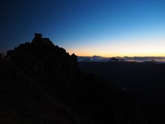 5時10分過ぎに雄山山頂に到着。シルエットの雄山神社が神々しい。