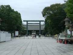 移動は全て退屈する間もなく、短時間で靖国神社へ。
これがあの靖国神社か…。
色んな意味で色々言われてる神社だと思うと感慨深い。