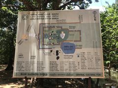 さて、寄り道をして、シーギリヤの入り口へ。
まずはマップ。マップの分岐点から右にそれるとシーギリア博物館があり、そこの入り口に外国人向けのチケット売り場があります。
手前の建物はスリランカ人向けでした。