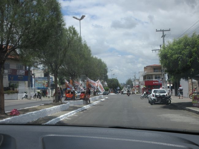 街中には選挙応援旗が沢山<br /><br />