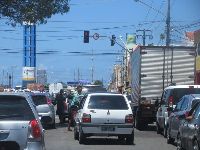 アラカジュの街中、信号待ちの時に<br />　フロントガラスを洗ってお金を貰う連中<br /><br />