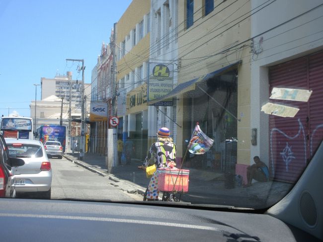 ピエロの衣装の飲料水売り<br /><br />