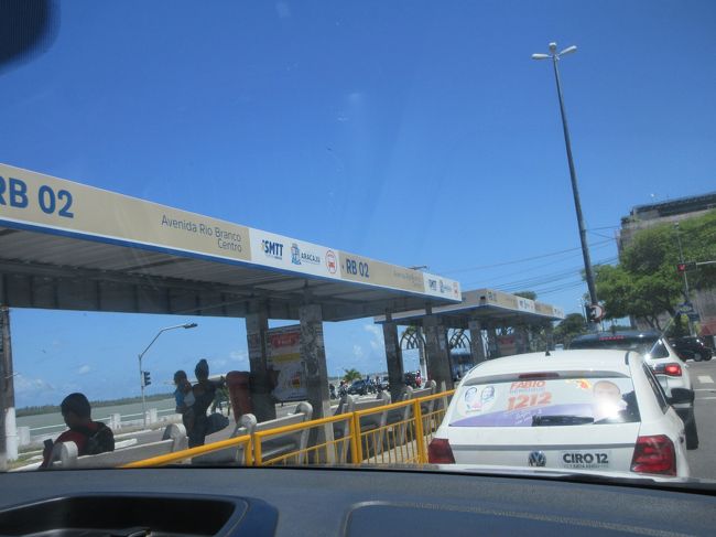 バスストップは専用レーンとなる<br /><br />