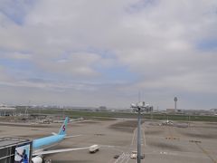 早めに羽田空港に到着。
4トラベルでwifiを予約していたので、受け取った後にルフトハンザにチェックイン。
エコノミーで予約してたけど、ビジネスとプレミアムエコノミーの席が空いてるらしくランクアップのお誘いが。
ビジネス→66,000円（だったはず）
プレミアムエコノミー→26,500円
破…破格。えっ、どうしよビジネスで行く？激安すぎない？いや激安といえど66,000円も庶民には高い。うーん、どうしよ、えーとえーと…と脳内会議を広げた後、結局プレミアムエコノミーにランクアップしていただきました。
すぐにビジネスにすればよかったと若干後悔したけどまぁ仕方ない。