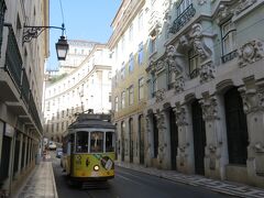 コンセイサォン通り（R.Conceicao)の28番トラム停留所。

コメルシオ広場から最寄りの停留所となります。
この28番が満員に近い状況でしたがなんとか最前列に
立って乗ることができました。
旅行者しかいないように見えます。

トラムの運転手はわざと右に左に揺らす運転をして
お客さんはやんやの喝さい。
ちょっとしたアトラクションでした。

満員のトラムは降りるお客さんがいなかったので
この後通ったいくつかの停留所は素通りしてました。
乗る場所を選ばないといつまでも乗れないことがありそうです。

いよいよアルファマ地区へ。