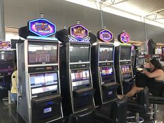 ラスベガス空港到着

皆さんも書かれている通り、スロットマシンが早速お出迎えしてくれます。