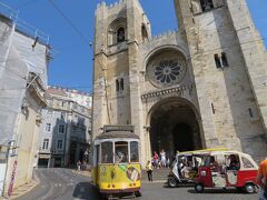 レストランを出てすぐにカテドラル。

堅牢なイメージの教会。
トラムとこの教会の絵はリスボンの象徴的な風景。

