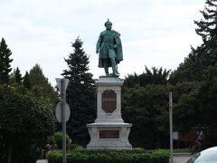 旧市街の南端、セーチェニ広場。
セーチェニ・イシュトヴァーンの立像。
19世紀に活躍した貴族で、ブダペストの鎖橋（セーチェニ橋）も彼の名が由来である。
