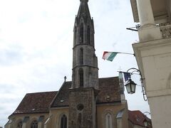 中央広場南面の山羊教会。
名前の由来は山羊が掘り当てた埋蔵金が教会建設の寄付金になったからだとか・・・。