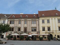 中央広場北面に14世紀に建てられた３軒の家がある。右からシュトルノの家、ラックネルの家、ファブリツウシュの家。ラックネルの家以外の２軒は内部が公開され博物館になっているらしいが、時間がないのでパス。
