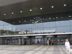 9月11日　晴れ

今日はウィーンから列車で国境を越え、ハンガリーのショプロンとさらにそこからエスターハージー家の夏の離宮があるフェルトゥードへ向かう。

ウィーン中央駅。