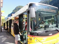 電車を降りると、トリュンメルバッハの滝に行くバスがやって来ました。