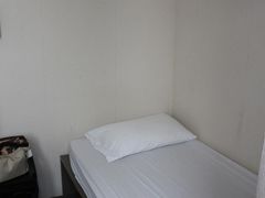 尖沙咀から移動し、今回のホテルへ。

北角にあるホーミーイン。ドミでもよかったけれども、ま、シングルルームで。
1泊7000円手前という、なかなかいい値段だよね、やっぱり香港って。

チェックインは２時からだったけれども、
お昼にコモンスペースでダラダラしていたら、

もういいよ、とのことで無事にチェックイン。
そして、一休み。