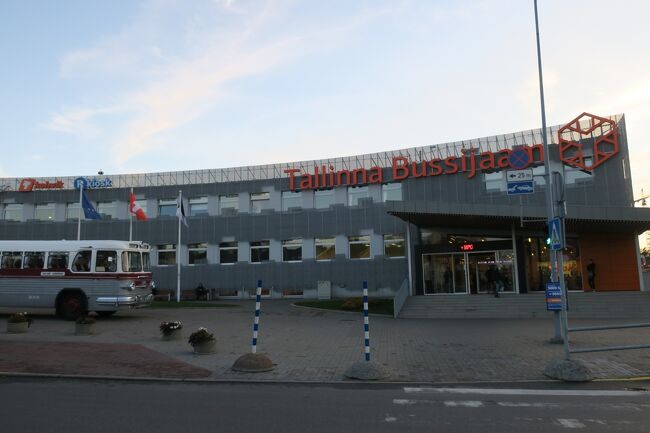 タリンへもバス(Lux Express)での移動です。<br />リガ(15:00)→タリン(19:25)<br /><br />先日と同じ様に荷物を預ける時に、「タリンまでです」と言って<br />予約した時に送られてくるPDFを見せ、<br />運転手さんにはPDFとパスポートを見せて、バスに乗り込みます。<br /><br />4時間30分の移動はやっぱり長かったです。<br />バス内のトイレを利用しましたが綺麗でした。<br /><br />今度はコーヒーにチャレンジしましたが、味が薄くてかなりいまいちでした…<br />まぁ、無料なのでしょうがないです。。。(^^;)<br /><br />タリンのバスターミナルは、旧市街から少し離れた所にあります。<br />