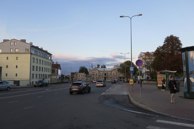 バスターミナルを出ると、画像のような風景で<br />そのまま真っ直ぐ進みます<br /><br />大きな通りに、トラムが走っていますので<br />旧市街方面へ行くトラム(真っ直ぐ歩いてきたら、左方向に行くトラム)に<br />乗ります。<br />