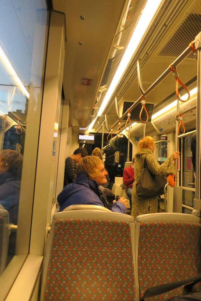 トラムの中の風景です。<br /><br />停留所はアナウンスと電光掲示板表示があるので<br />迷う事はないと思います。