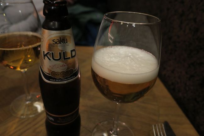 タリンでの夕食も、旅仲間の方と夕食のお約束をしていたので<br />チェックインして荷物を置いたら、急いで待合せ場所へ向かいます。<br /><br />日も暮れて暗い上に、初めての街なので方向が分からず…<br />待合せ場所に、中々たどり着けません(>_<)<br />あたふたしながら、超ギリギリで到着。お待たせして本当に申し訳なかったです…<br /><br />待合せの時間・場所は、余裕を持った計画が必要ですね<br /><br />タリンのお店は、観光案内所近くの「Pegasus」です<br /><br />まずは乾杯！「saku」というビールが地ビールのようです。<br />軽めで飲みやすかったです(^^)/<br /><br />■Pegasus<br />https://www.tripadvisor.jp/Restaurant_Review-g274958-d6589348-Reviews-Pegasus-Tallinn_Harju_County.html<br /><br /><br /><br />